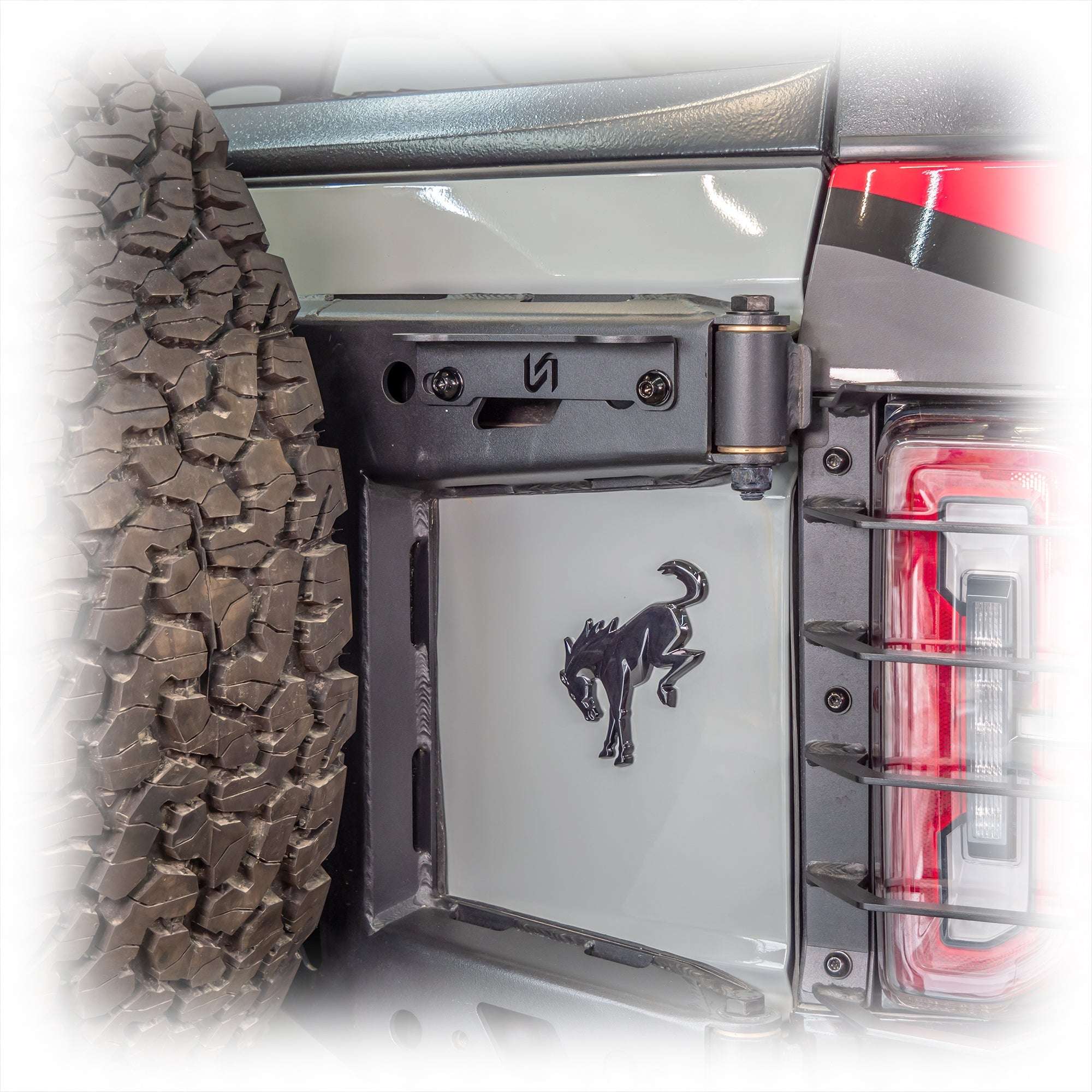 Tailgate Hinge Antenna and Whip Mount for Ford Bronco