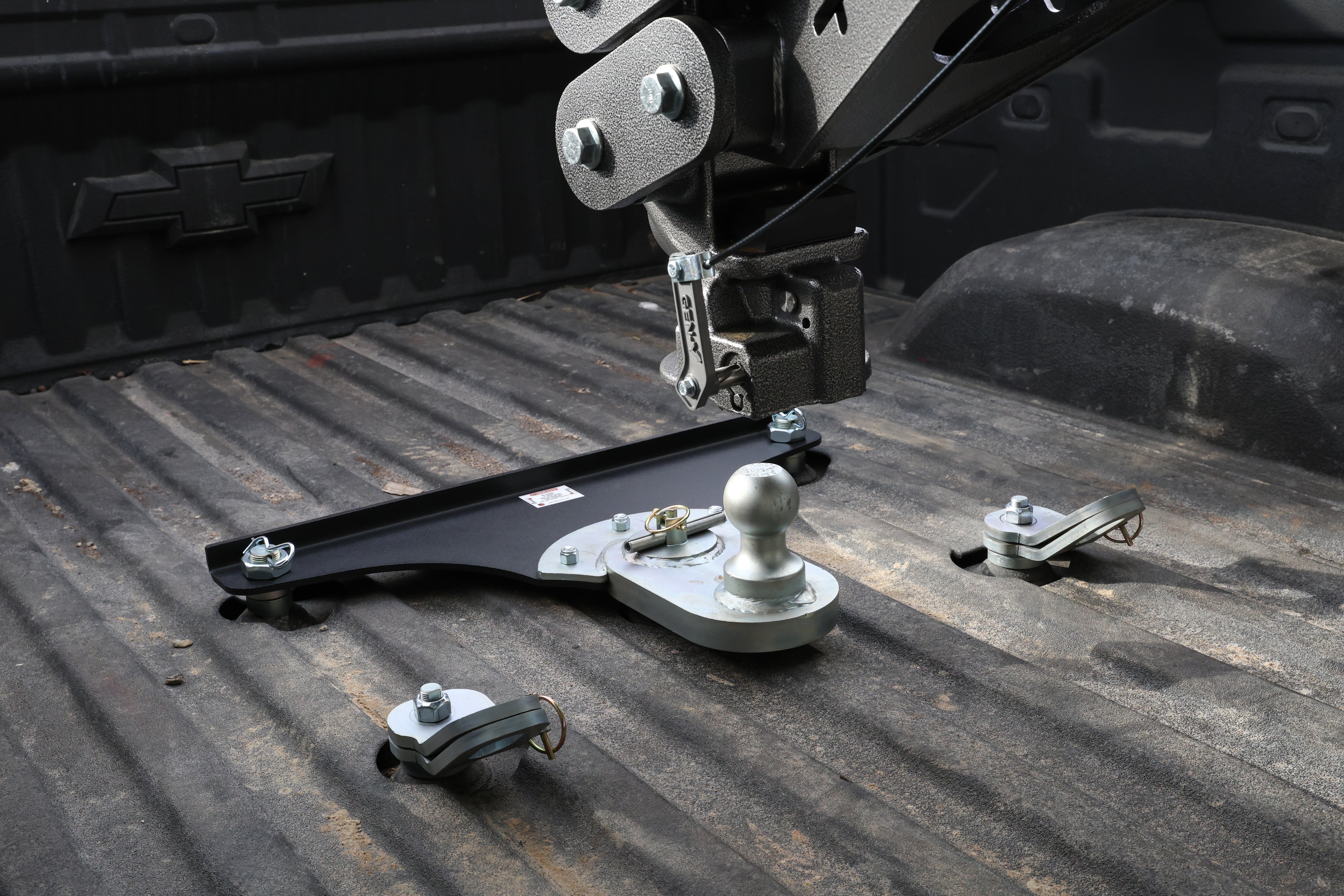 GEN-Y Hitch GoosePuck 5" offset ball-puck mount for GM Short Bed 2018-2019 25K Towing (With EXT Ball Assy and 102345)