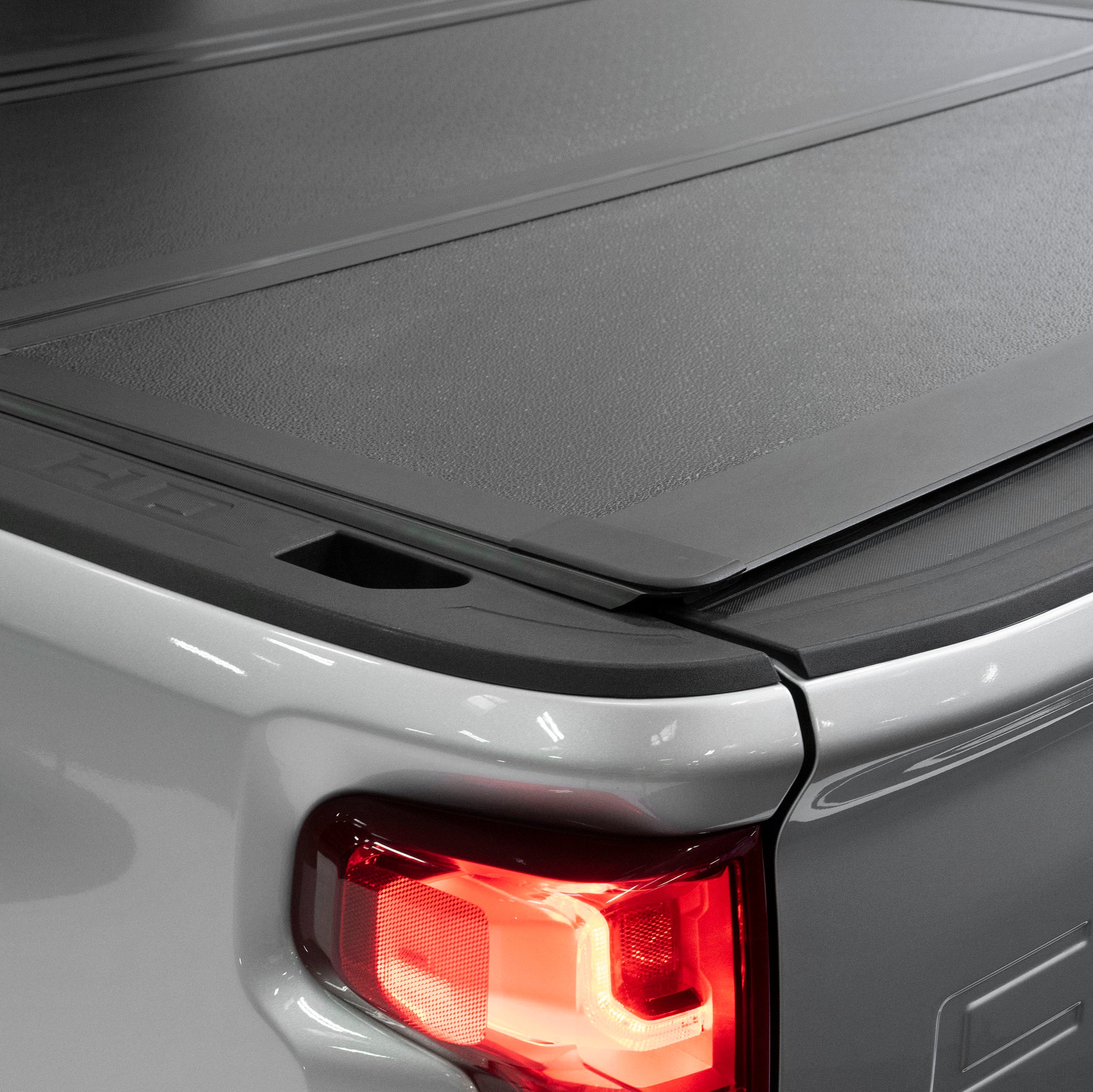 Bed Guard Folding Tonneau Cover 2020-2022 Silverado/Sierra 2500 HD Smittybilt