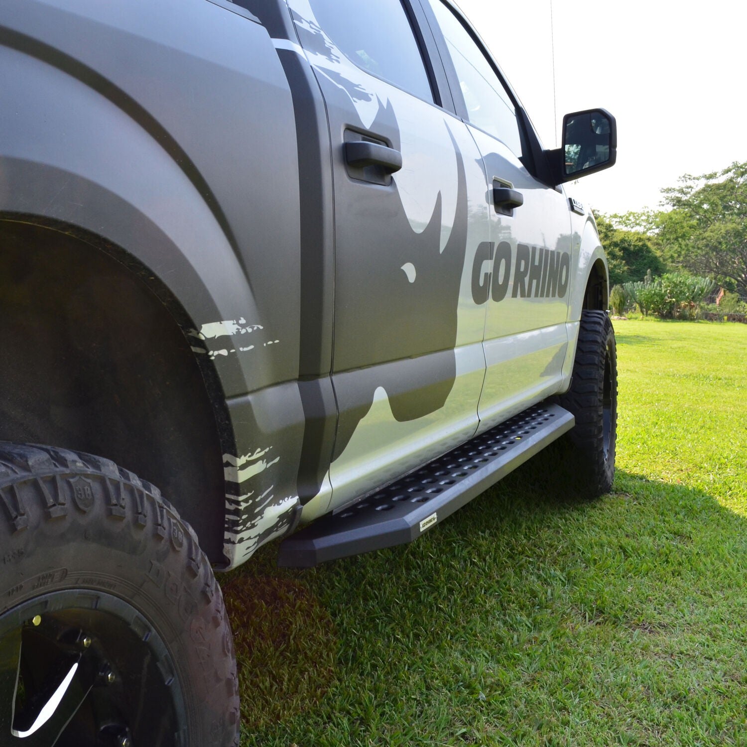 RB20 Running Boards With Mounting Brackets Textured Black 2015-2026 Colorado/Canyon Go Rhino