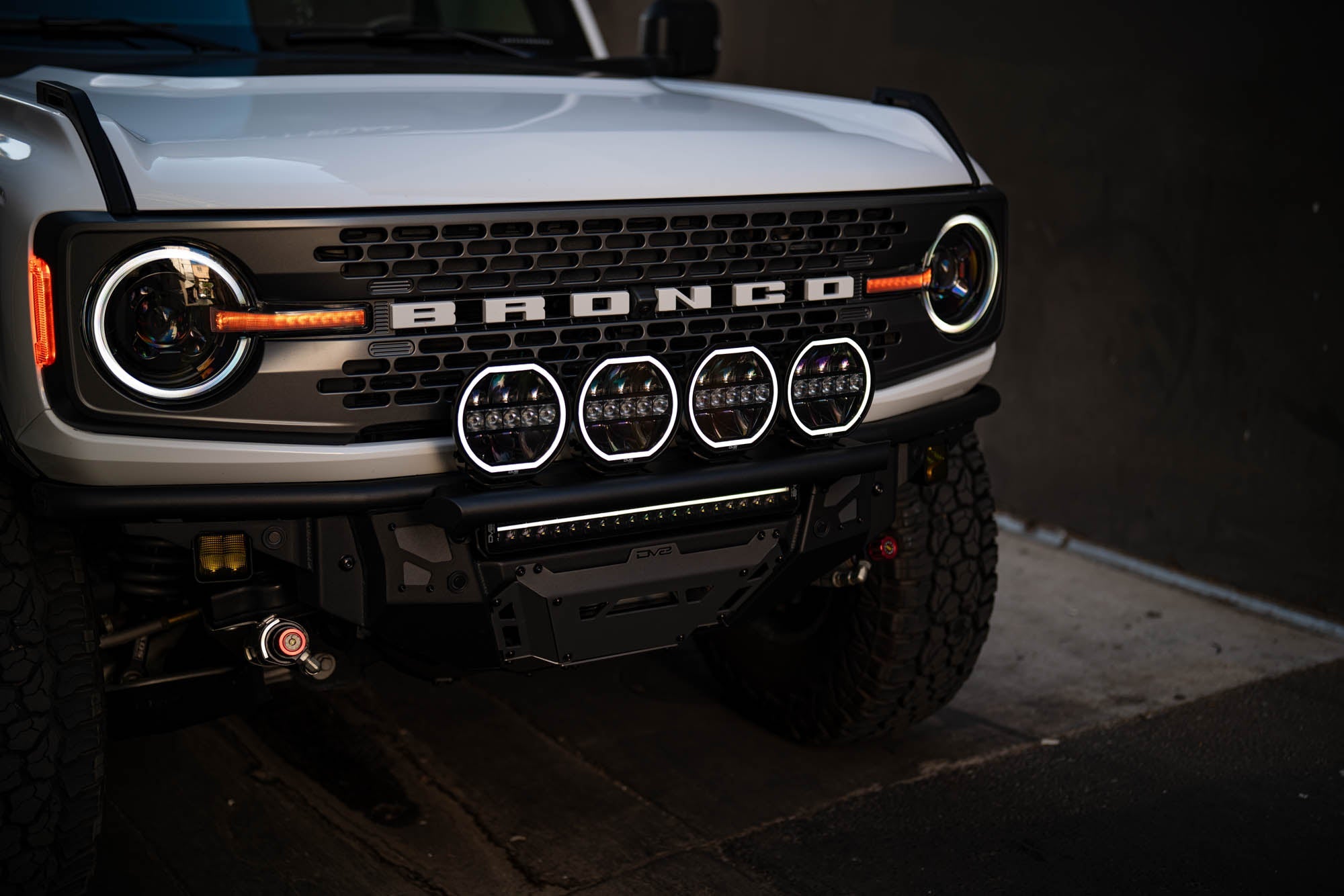 7 Inch Halo Elite Round Light w/ Accent Halo DV8 Offroad