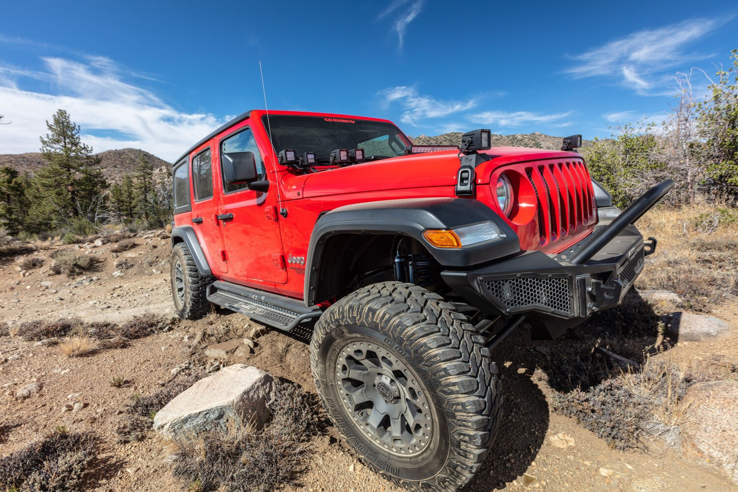 Dominator Xtreme D1 SideSteps With Mounting Bracket Kit Textured Black For 2018-2025 Jeep Wrangler JL Go Rhino