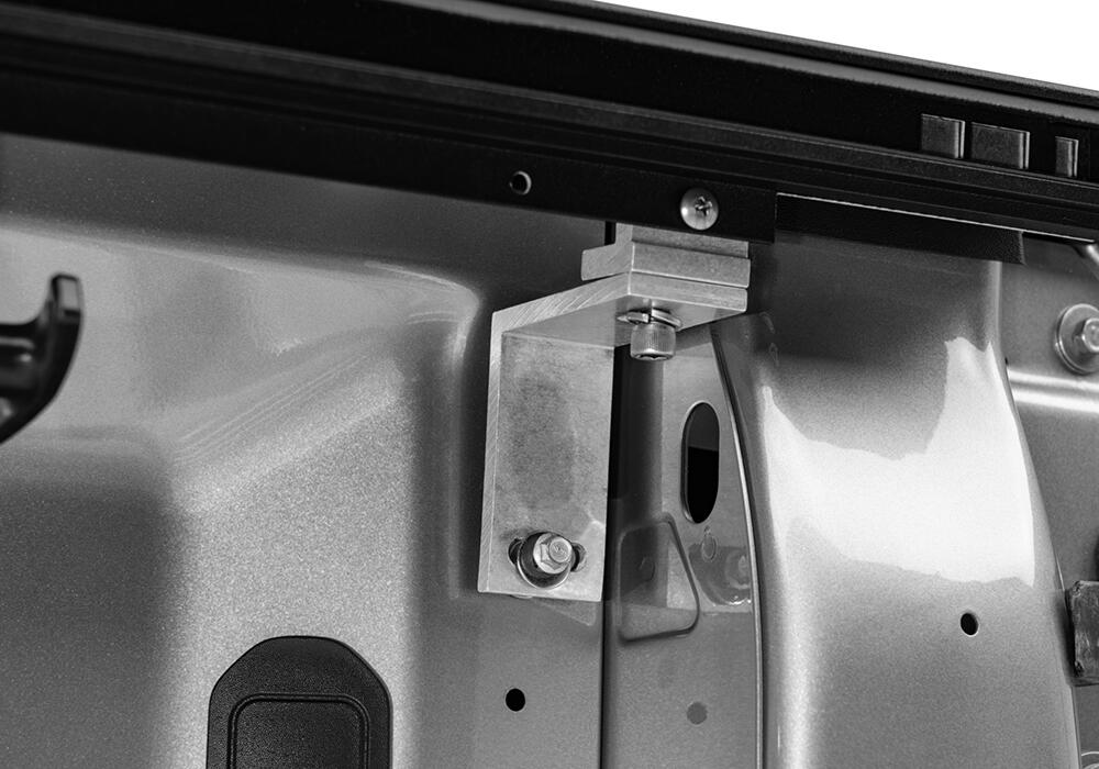 E-Series Locking Retractable Truck Bed Cover for 2009-2014 Ford F-150 5.5 Ft. Bed Roll N Lock