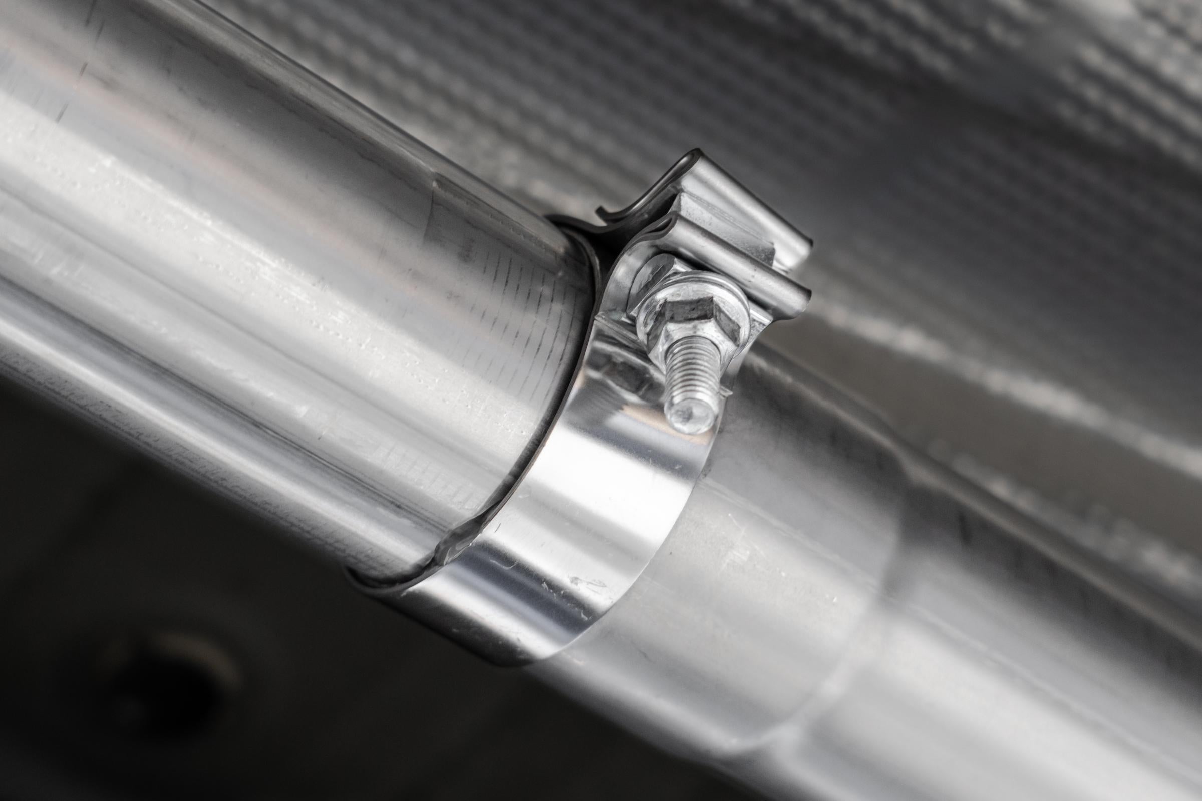 3.0 inch Cat-Back 2.5 inch Dual Split Rear Quad Carbon Fiber Tips 4.0 inch OD Dual Out 19-24 Silverado/Sierra 1500 MBRP