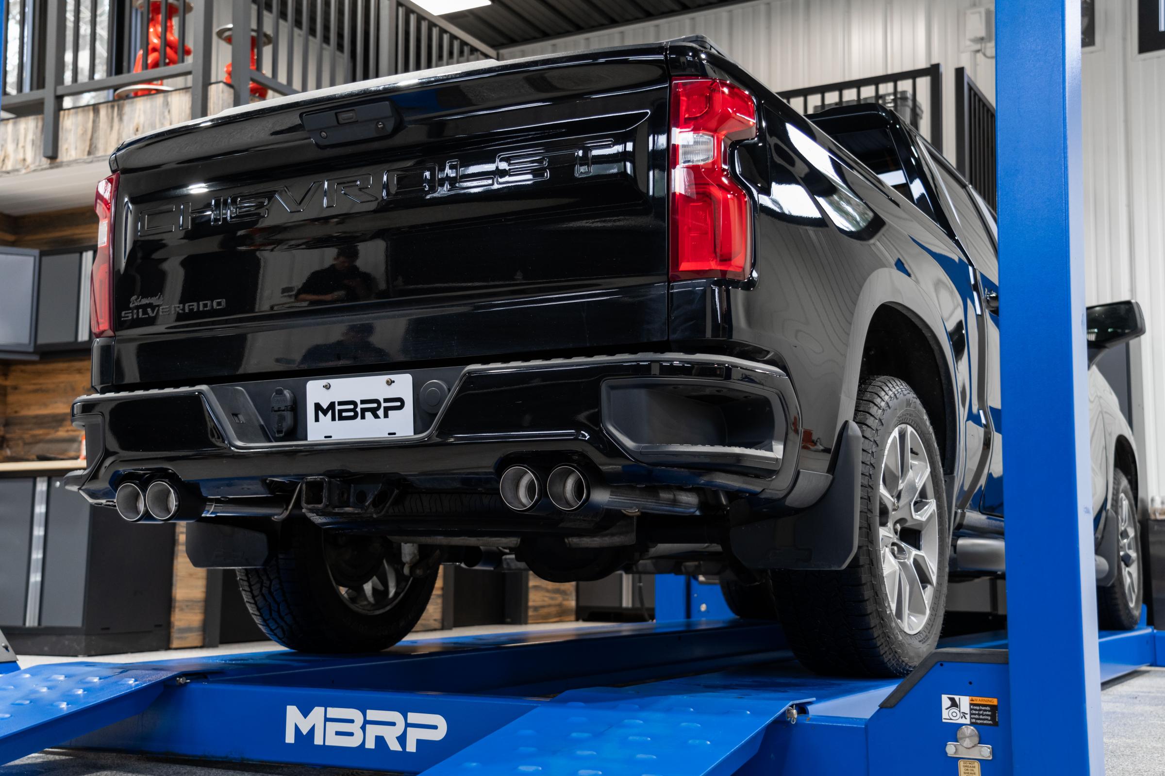 3.0 inch Cat-Back 2.5 inch Dual Split Rear Quad Carbon Fiber Tips 4.0 inch OD 19-up Silverado/Sierra 1500 Dual Out MBRP