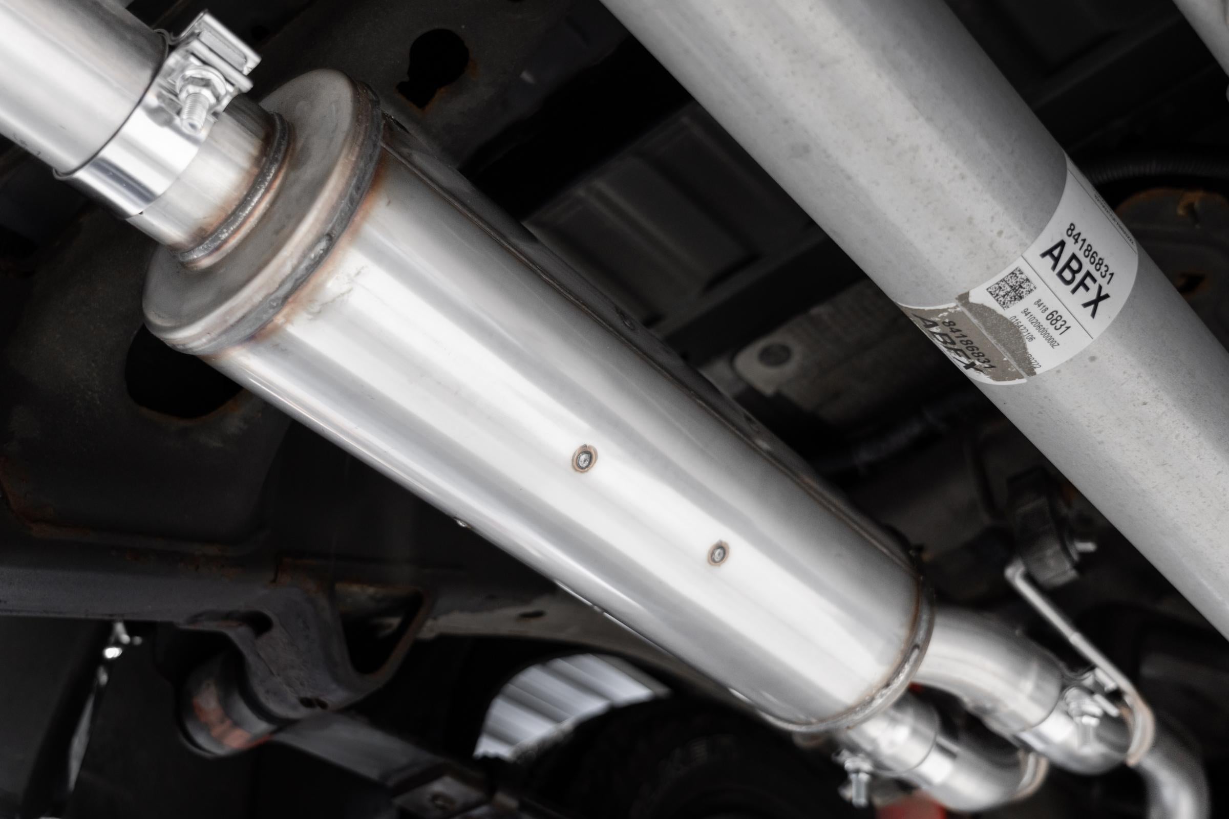 3.0 inch Cat-Back 2.5 inch Dual Split Rear Quad Carbon Fiber Tips 4.0 inch OD 19-23 Silverado/Sierra 1500 Dual Out MBRP