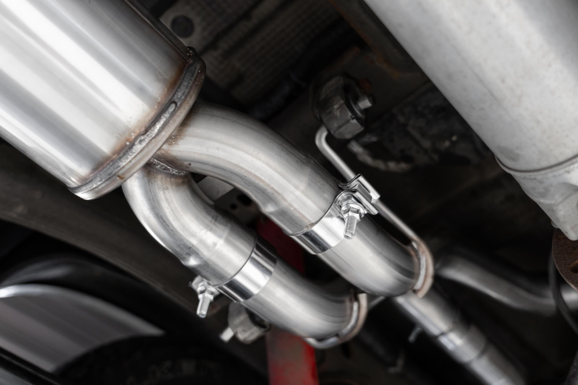 3.0 inch Cat-Back 2.5 inch Dual Split Rear Quad Carbon Fiber Tips 4.0 inch OD 19-23 Silverado/Sierra 1500 Dual Out MBRP