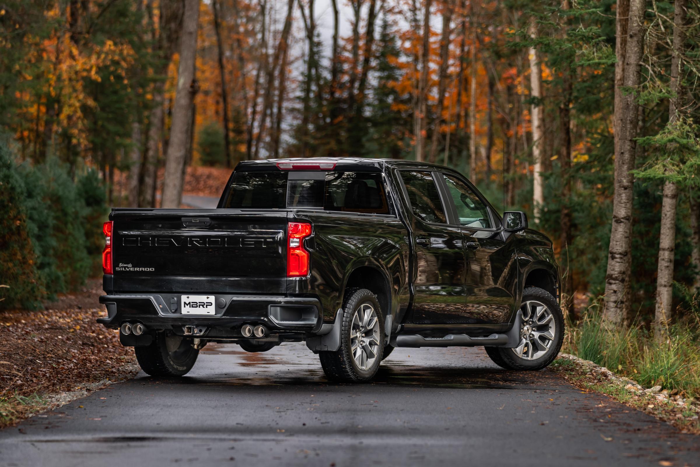 3.0 inch Cat-Back 2.5 inch Dual Split Rear Quad Carbon Fiber Tips 4.0 inch OD 19-23 Silverado/Sierra 1500 Dual Out MBRP
