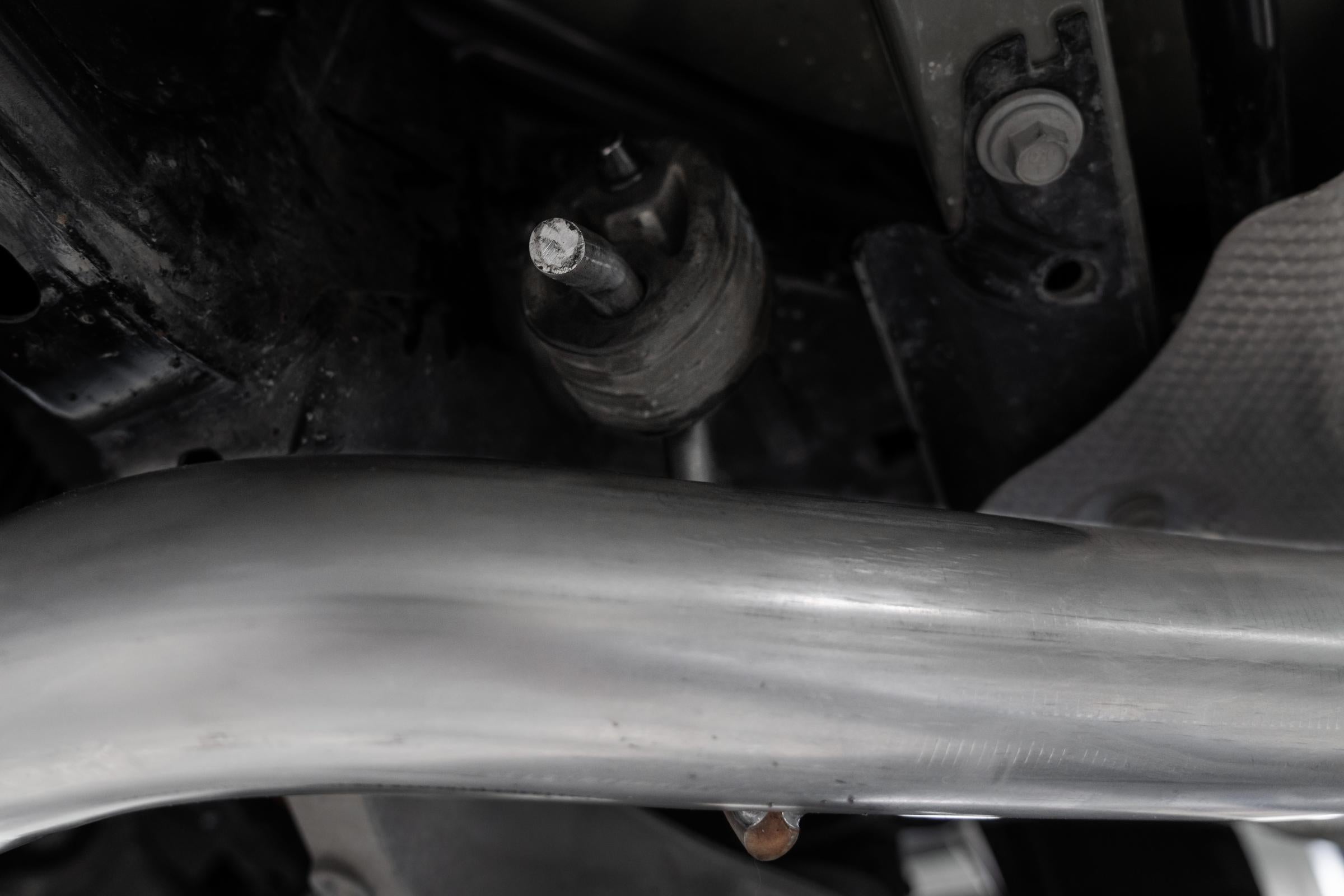 Axle-Back 2.5 inch Dual Rear Quad Carbon Fiber Tips (4) 4.0 inch OD Dual Out Explorer 20-Up Lincoln Aviator MBRP