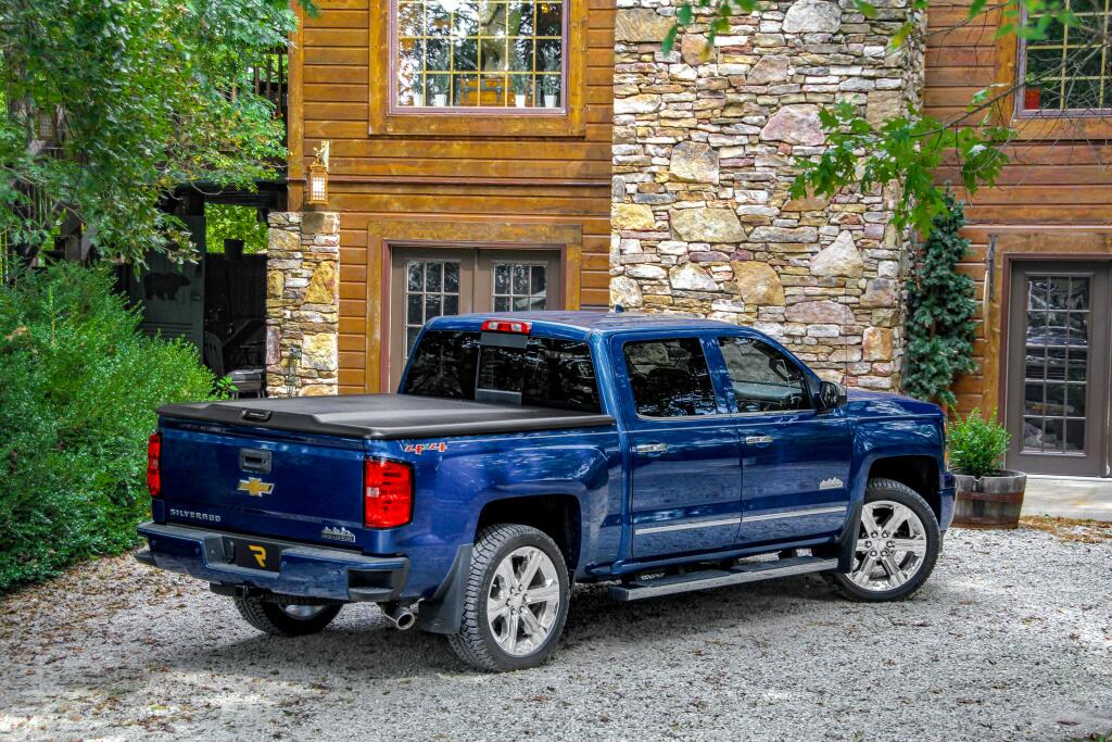 Tonneau Cover Elite 2022-2026 Chevrolet Silverado 6 Foot 7 Inch Bed Ext/Crew With Multi-Flex Tailgate Black Textured UnderCover
