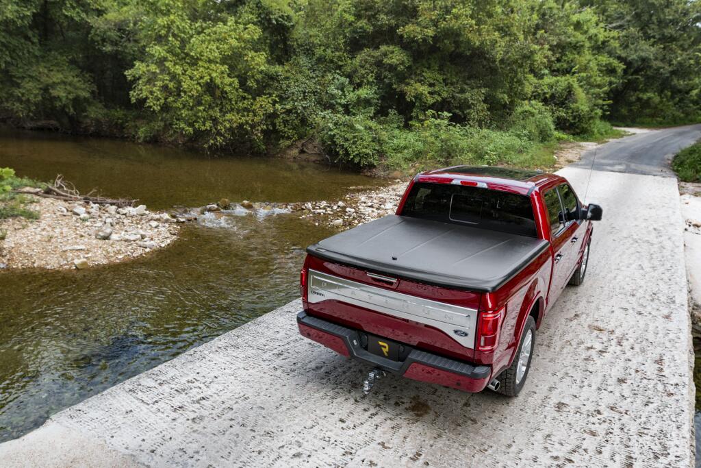 Tonneau Cover SE 2008-2016 Ford F-250/350 6 Foot 9 Inch Bed Ext/Crew Cab With Tailgate Step Black Textured UnderCover