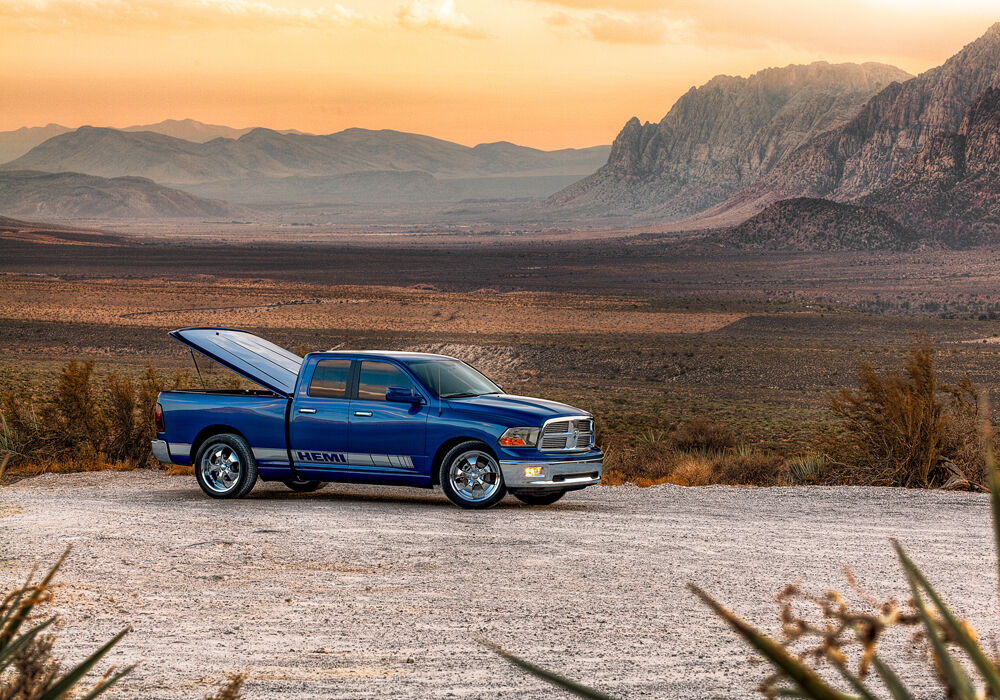Tonneau Cover LUX 2021-2025 Ford F-150 5 Foot 7 Inch Bed Crew (Includes Lightning) Without Pro-Access Tailgate Iconic Silver Metallic UnderCover