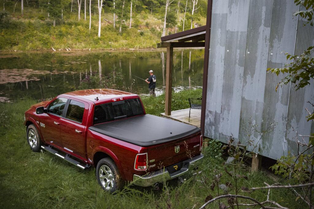 Tonneau Cover SE 2019-2024 (New Body Style) Ram 1500 6 Foot 4 Inch Bed, Quad/Mega With Single Rear Wheels Without RamBox Without Multifunction Tailgate Black Textured UnderCover