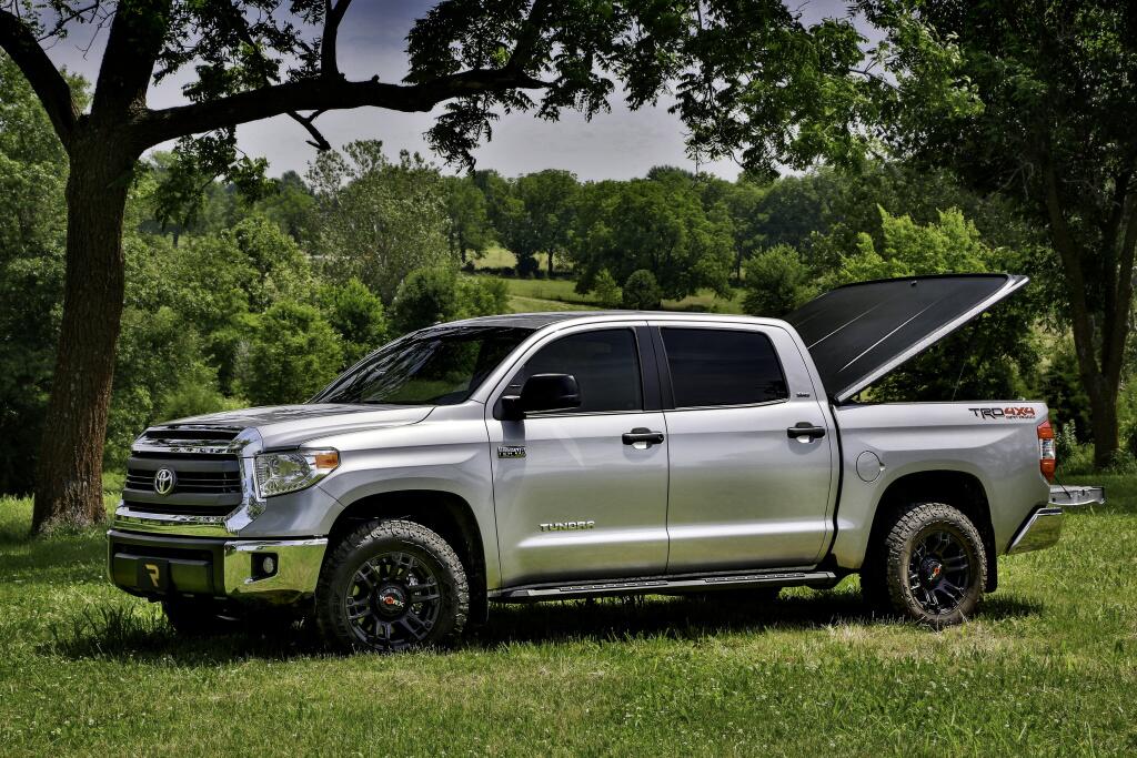 Tonneau Cover SE 2014-2021 Toyota Tundra 5 Foot 6 Inch Bed CrewMax Without Trail Special Edition Storage Boxes Black Textured UnderCover
