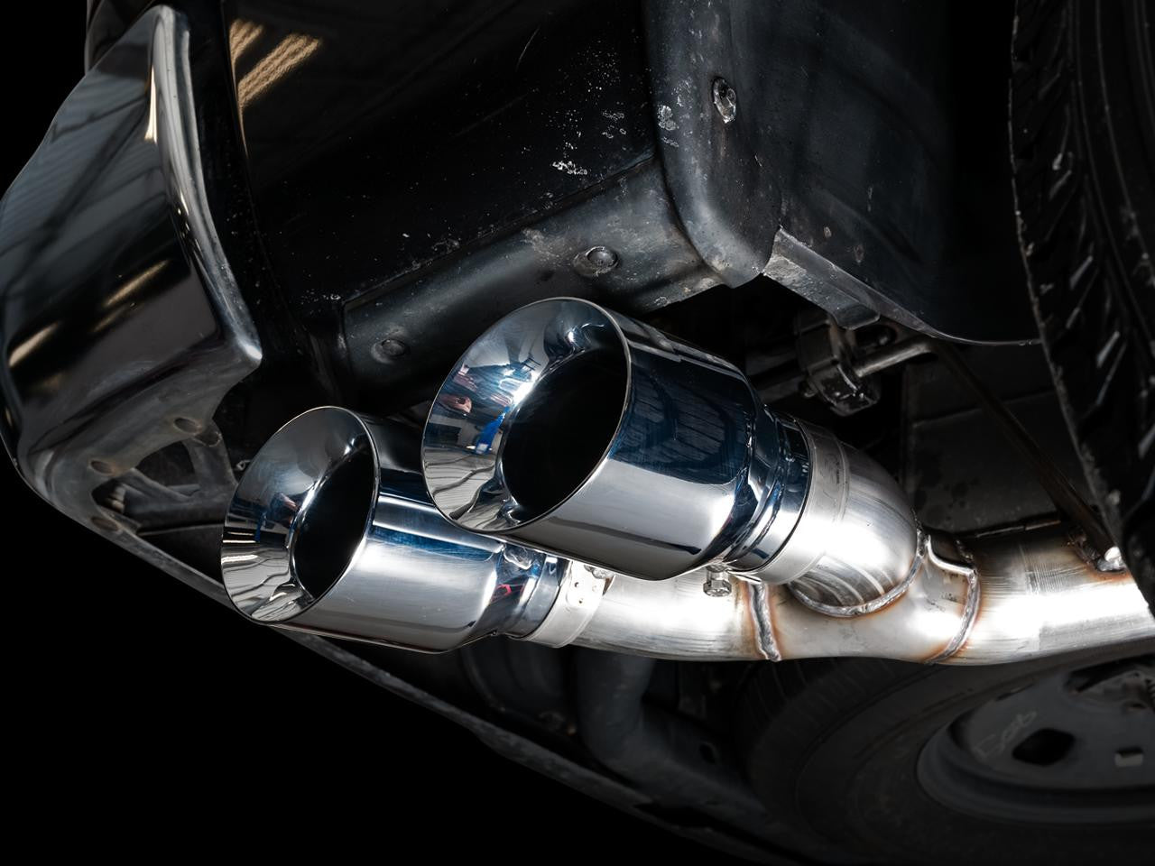 AWE 0FG Single Side Exit Catback Exhaust for 4th Gen RAM 1500 5.7L (without bumper cutouts) - Dual Chrome Tips - Apollo Off-Road