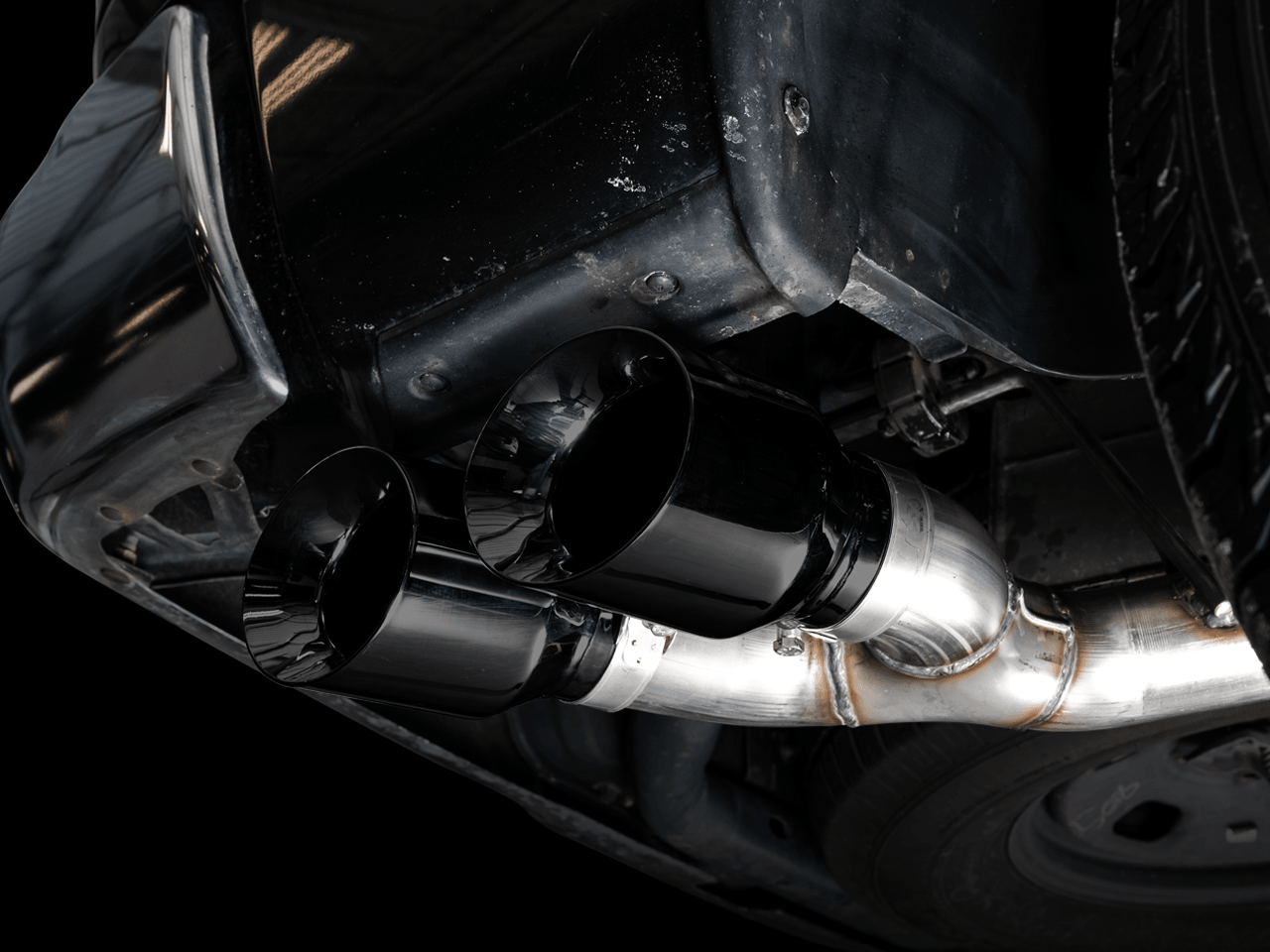 AWE 0FG Single Side Exit Catback Exhaust for 4th Gen RAM 1500 5.7L (Without Bumper Cutouts) - Dual Diamond BlackTips - Apollo Off-Road